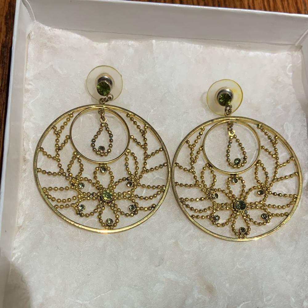 LIKE NEW Vintage Gold Tone Round Flower Earrings